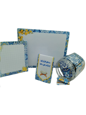 Vue de dessus du kit d'organisation Ramadan, mettant en évidence le grand Carnet de Suivi des Habitudes A4 effaçable, le pot "Ramadan Kareem" (boîte à prières) et le marque-page.