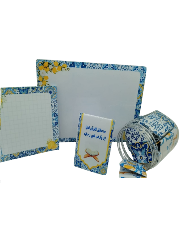 Vue de dessus du kit d'organisation Ramadan, mettant en évidence le grand Carnet de Suivi des Habitudes A4 effaçable, le pot "Ramadan Kareem" (boîte à prières) et le marque-page.