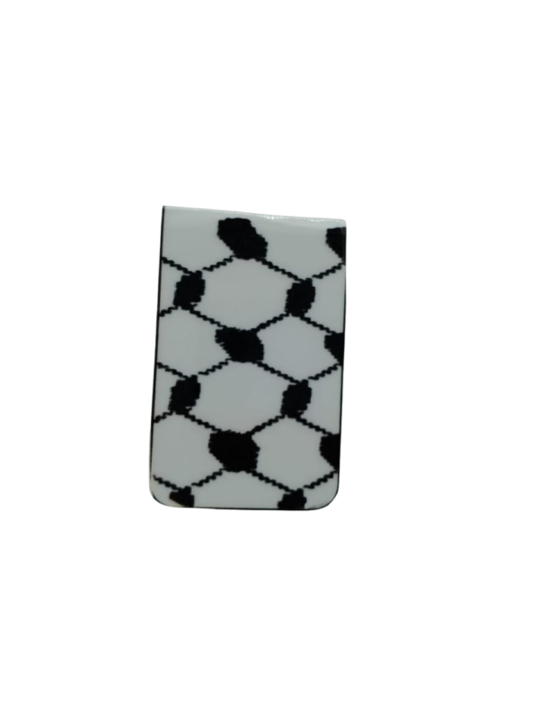 Marque-page magnétique Keffieh blanc et noir, motif damier. Accessoire de lecture plastifié, idéal pour séparer vos pages.