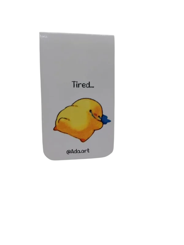 Verso du marque-page magnétique montrant un poussin qui dort avec le texte "Tired".