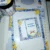 Collection complète de papeterie islamique sur un bureau : planning de suivi d'habitudes plastifié A4, boîte à duas, tableau magnétique et carnet de notes.